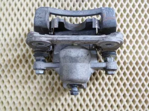 Суппорт тормозной задний правый Kia Ceed 2007-2012 — фото 9
