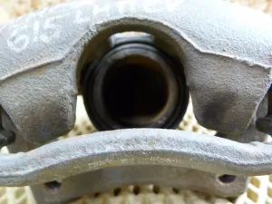 Суппорт тормозной передний левый Nissan Almera (G15) 2013-2018 (4101100Q0F) — фото 4