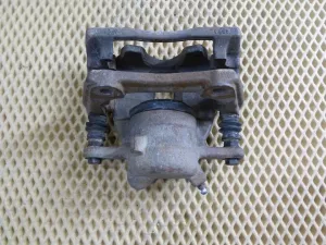 Суппорт тормозной передний левый Nissan Almera (G15) 2013-2018 (4101100Q0F) — фото 10