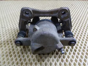 Суппорт тормозной передний левый Nissan Almera (G15) 2013-2018 (4101100Q0F) — фото 11