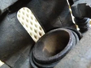 Суппорт тормозной передний левый Nissan Almera (G15) 2013-2018 (4101100Q0F) — фото 12