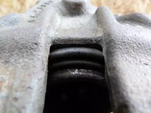 Суппорт тормозной передний левый Nissan Almera (G15) 2013-2018 (4101100Q0F) — фото 8