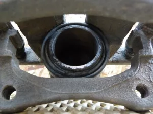 Суппорт тормозной передний левый Nissan Almera (G15) 2013-2018 (4101100Q0F) — фото 4