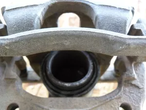 Суппорт тормозной передний левый Nissan Almera (G15) 2013-2018 (4101100Q0F) — фото 4