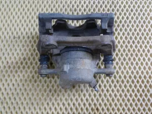 Суппорт тормозной передний левый Nissan Almera (G15) 2013-2018 (4101100Q0F) — фото 10