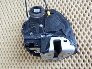 Замок двери задней правой Toyota Corolla E15 2006-2013,RAV 4 2006-2013,Auris (E15) 2006-2012,RAV 4 2013> (6905042021) — фото 6