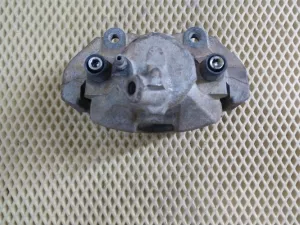Суппорт тормозной передний правый Ford Focus II 2008-2011,Focus II 2005-2008,C-MAX 2003-2010,Mazda 5 (CR) 2005-2010,Mazda 3 (BK) 2002-2009,S40 2004-2012,V50 2004-2012,Kuga 2008-2012,Mazda 3 (BL) 2009-2013,Focus III 2011>,C-MAX 2010> (В СБОРЕ 1682875) — фото 8