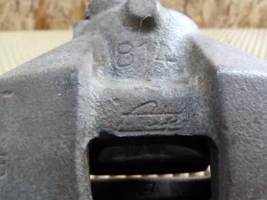 Суппорт тормозной передний правый Ford Focus II 2008-2011,Focus II 2005-2008,C-MAX 2003-2010,Mazda 5 (CR) 2005-2010,Mazda 3 (BK) 2002-2009,S40 2004-2012,V50 2004-2012,Kuga 2008-2012,Mazda 3 (BL) 2009-2013,Focus III 2011>,C-MAX 2010> (В СБОРЕ 1682875) — фото 12