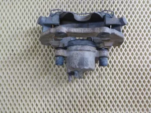Суппорт тормозной передний правый Ford Focus II 2008-2011,Focus II 2005-2008,C-MAX 2003-2010,Mazda 5 (CR) 2005-2010,Mazda 3 (BK) 2002-2009,S40 2004-2012,V50 2004-2012,Kuga 2008-2012,Mazda 3 (BL) 2009-2013,Focus III 2011>,C-MAX 2010> (В СБОРЕ 1682875) — фото 9