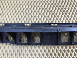 Направляющая заднего бампера Skoda Yeti 2009-2018 (ЦЕНТРАЛЬНАЯ 5L6807864 5L6807863) — фото 3