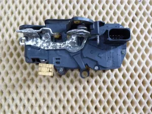 Замок двери передней левой Cadillac SRX 2003-2009 (8 КОНТАКТОВ 25773440) — фото 1