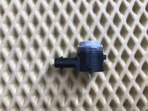 Датчик парковки Seat Leon (5F) 2013-2020 Seat Toledo IV 2013-2019 Skoda Fabia 2015-2021 Skoda Kamiq 2019> Skoda Karoq 2017> Skoda Octavia (A7) 2013-2020 Skoda Rapid 2013-2020 Skoda Superb 2015-2023 Skoda Yeti 2009-2018 VW Amarok 2010> VW Arteon 2017> VW Caddy IV 2016-2020 VW Crafter 2016> VW Golf Sportsvan 2014-2020 VW Golf VII 2012-2020 VW Jetta 2011-2018 VW Jetta 2019> VW Passat [B8] 2015-2024 VW Polo (RUS) 2020-2022 VW Scirocco 2008-2017 VW Teramont 2017> VW Touareg 2018> VW Touran(5T) 2016> VW Transporter T6 2015-2024 (5Q0919275B) — фото 2