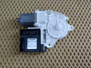 Моторчик стеклоподъемника передний правый Audi A3 [8P1] 2003-2013 Audi A3 [8PA] Sportback 2004-2013 (8P0959802K 8P0959802J) — фото 1