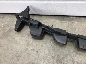 Направляющая переднего бампера Mercedes Benz W204 2007-2015 (ПОСЛЕ 2010 ГОДА A2048854065) — фото 2