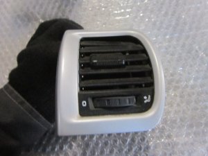 Дефлектор воздушный Skoda Roomster 2006-2015,Fabia 2007-2015 (ЛЕВЫЙ В ТОРПЕДО 5J0819701C9B9) — фото 1
