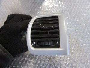 Дефлектор воздушный Skoda Roomster 2006-2015,Fabia 2007-2015 (ПРАВЫЙ В ТОРПЕДО 5J0819702C9B9) — фото 1