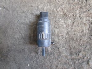 Насос омывателя VW Amarok 2010> VW Caddy II 1995-2004 VW Caddy III 2004-2015 VW Crafter 2016> VW EOS 2006-2015 VW Golf III/Vento 1991-1997 VW Golf IV/Bora 1997-2005 VW Jetta 2006-2011 VW Jetta 2011-2018 VW New Beetle 1998-2010 VW New Beetle 2012-2019 VW Passat [B3] 1988-1993 VW Passat [B4] 1994-1996 VW Passat [B5] 1996-2000 VW Passat [B5] 2000-2005 VW Passat [B6] 2005-2010 VW Passat [B7] 2011-2015 VW Passat [B8] 2015> VW Passat CC 2008-2017 VW Phaeton 2002-2016 VW Polo (Sed RUS) 2011-2020 VW Polo 1994-1999 VW Polo Classic 1995-2002 VW Transporter T4 1996-2003 VW Transporter T5 2003-2015 VW Transporter T6 2015> (1K5955651) — фото 1