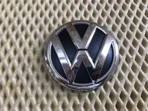 Эмблема на крышку багажника VW Jetta 2011-2018 VW Polo (Sed RUS) 2011-2020 (5C6853630E) — фото 1