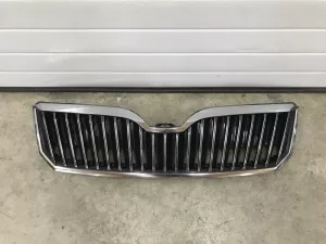 Решетка радиатора Skoda Superb 2008-2015 (ПОСЛЕ 2013Г. С ХРОМОМ 3T0853668B) — фото 1