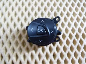 Блок кнопок в руль Ford Focus III 2011-2019 (НА РУЛЬ УПРАВЛЕНИЯ МАГНИТОЛОЙ AM5T14K147AA) — фото 1