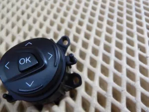 Блок кнопок в руль Ford Focus III 2011-2019 (НА РУЛЬ УПРАВЛЕНИЯ МАГНИТОЛОЙ AM5T14K147AA) — фото 3