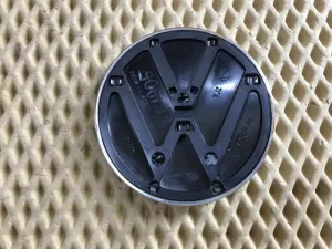 Эмблема на крышку багажника VW Jetta 2011-2018 VW Passat [B7] 2011-2015 VW Passat [B8] 2015-2024 VW Polo (HB) 2009-2017 VW Polo (Sed RUS) 2011-2020 (5C6853630) — фото 5