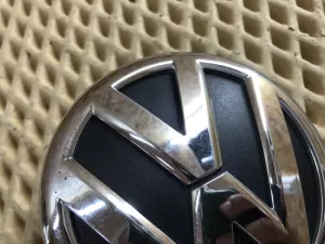 Эмблема на крышку багажника VW Jetta 2011-2018 VW Passat [B7] 2011-2015 VW Passat [B8] 2015-2024 VW Polo (HB) 2009-2017 VW Polo (Sed RUS) 2011-2020 (5C6853630) — фото 4