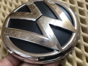 Эмблема на крышку багажника VW Jetta 2011-2018 VW Passat [B7] 2011-2015 VW Passat [B8] 2015-2024 VW Polo (HB) 2009-2017 VW Polo (Sed RUS) 2011-2020 (5C6853630) — фото 3