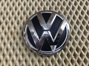 Эмблема на крышку багажника VW Jetta 2011-2018 VW Passat [B7] 2011-2015 VW Passat [B8] 2015-2024 VW Polo (HB) 2009-2017 VW Polo (Sed RUS) 2011-2020 (5C6853630) — фото 1