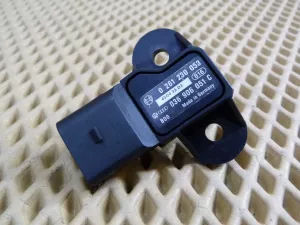 Датчик абсолютного давления Audi A4 [B7] 2004-2008,A6 [C6,4F] 2005-2011,Allroad quattro 2000-2005,A4 [B6] 2000-2004,A6 [C5] 1997-2004,A8 1998-2003,Passat [B5] 2000-2005,Q7 [4L] 2005-2015,A5/S5 Coupe/Sportback 2008>,Allroad quattro 2005-2012 (036906051C) — фото 1