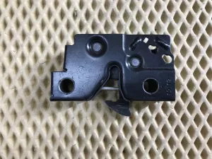 Замок капота Seat Ibiza V 2008-2017;Golf VI 2009-2013;Jetta 2011-2018;Passat [B7] 2011-2015;Polo (Sed RUS) 2011-2020 (5U0823509G) — фото 1