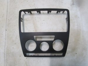 Накладка декоративная Skoda Octavia (A5 1Z-) 2004-2013 (НА ТОРПЕДО ЦЕНТРАЛЬНАЯ 1Z08580699B9) — фото 1