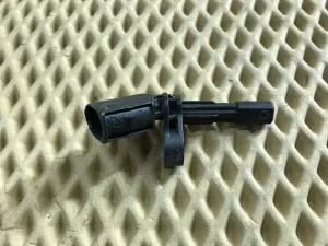 Датчик ABS задний правый Skoda Octavia (A5 1Z-) 2004-2013,A3 [8PA] Sportback 2004-2013,Golf V Plus 2005-2014,Passat [B6] 2005-2010,Golf V 2003-2009,Touran 2003-2010,A3 [8P1] 2003-2013,Jetta 2006-2011,Leon (1P1) 2005-2013 (WHT003858 1K0927808) — фото 1
