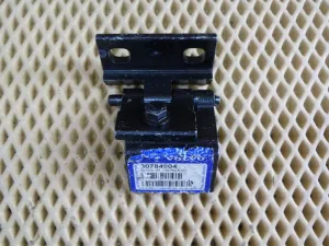 Петля двери правой нижняя Volvo S60 2000-2009;S80 1998-2006;V70 2000-2007;XC70 Cross Country 2000-2007;XC90 2002-2015 (30784904) — фото 2