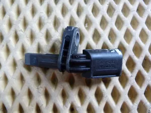 Датчик ABS передний правый Skoda Octavia (A5 1Z-) 2004-2013, Tiguan 2011-2016,A3 [8PA] 2004-2013,Caddy III 2004-2015,Golf V Plus 2005-2014,Passat [B6] 2005-2010,Golf V 2003-2009,Touran 2003-2010,Transporter T5 2003-2015,Jetta 2006-2011,Tiguan 2007-2011 (7H0927803 WHT003856) — фото 1