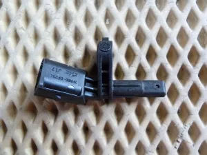 Датчик ABS передний правый Skoda Octavia (A5 1Z-) 2004-2013, Tiguan 2011-2016,A3 [8PA] 2004-2013,Caddy III 2004-2015,Golf V Plus 2005-2014,Passat [B6] 2005-2010,Golf V 2003-2009,Touran 2003-2010,Transporter T5 2003-2015,Jetta 2006-2011,Tiguan 2007-2011 (7H0927803 WHT003856) — фото 2