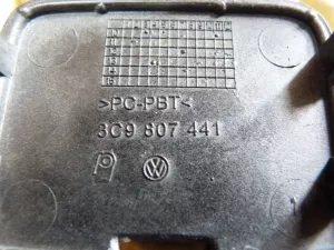 Заглушка буксировочного крюка VW Passat [B6] 2005-2010 (УНИВЕРСАЛ ЗАДНЯЯ 3C9807441) — фото 3