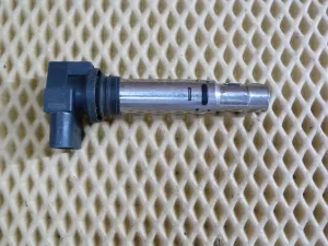 Катушка зажигания VW Jetta 2011>,A2 [8Z0] 2000-2005,Octavia (A4 1U-) 2000-2011,Leon (1M1) 1999-2006,Toledo II 1999-2006,Golf IV/Bora 1997-2005,New Beetle 1998-2010,Lupo 1998-2005,A3 [8PA] Sportback 2004-2013 (036905715F) — фото 1