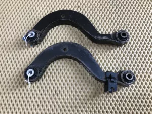 Рычаг задний верхний Audi Q3 (8U) 2012-2018;TT(8J) 2006-2015;Alhambra 2010>;Octavia (A5 1Z-) 2004-2013;Octavia (A7) 2013-2020;Superb 2008-2015;Yeti 2009-2018;Golf Plus 2005-2014;Golf VI 2009-2013;Golf VII 2012-2020;Jetta 2011-2018;New Beetle 2012-2019;Passat [B7] 2011-2015;Passat [B8] 2015>;Passat CC 2008-2017;Scirocco 2008-2017;Sharan 2010>;Tiguan 2007-2011;Tiguan 2011-2016;Touran 2003-2010;Touran 2010-2016 (СЕРПОВИДНЫЙ 1K0505363G 5Q0505323C) — фото 1