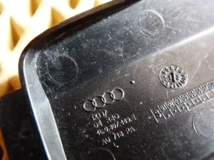 Заглушка буксировочного крюка Audi Q7 [4L] 2005-2015 (ЛЕВАЯ ЗАДНЯЯ 4L0807449E) — фото 3