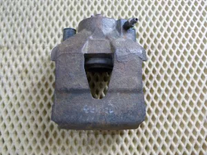 Суппорт передний левый VW Polo (Sed RUS) 2011>,A2 [8Z0] 2000-2005,A3 (8L1) 1996-2003,Octavia (A4 1U-) 2000-2011,Leon (1M1) 1999-2006,Toledo II 1999-2006,Octavia 1997-2000,Golf IV/Bora 1997-2005,New Beetle 1998-2010 (1K0615123D) — фото 1