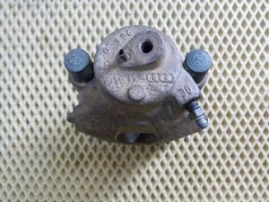 Суппорт передний левый VW Polo (Sed RUS) 2011>,A2 [8Z0] 2000-2005,A3 (8L1) 1996-2003,Octavia (A4 1U-) 2000-2011,Leon (1M1) 1999-2006,Toledo II 1999-2006,Octavia 1997-2000,Golf IV/Bora 1997-2005,New Beetle 1998-2010 (1K0615123D) — фото 4