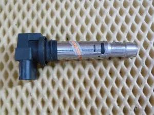 Катушка зажигания VW Jetta 2011>,Octavia (A4 1U-) 2000-2011,Leon (1M1) 1999-2006,Toledo II 1999-2006,Golf IV/Bora 1997-2005,New Beetle 1998-2010,Lupo 1998-2005,Caddy III 2004-2016,Golf V Plus 2005-2014,Ibiza III 1999-2002 (036905715F) — фото 1
