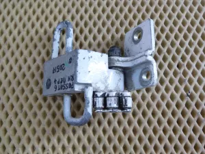 Петля двери передней правой нижняя VW Passat [B7] 2011-2015,Passat [B6] 2005-2010,Passat CC 2008> (3C0831412C) — фото 1