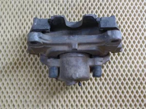 Суппорт передний правый VW Golf VI 2009-2013,A3 [8PA] Sportback 2004-2013,Caddy III 2004-2016,Golf V Plus 2005-2014,Passat [B6] 2005-2010,Golf V 2003-2009,Touran 2003-2010,A3 [8P1] 2003-2013,Jetta 2006-2011 (1K0615124E)  — фото 9