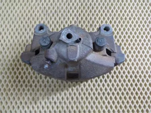 Суппорт передний правый VW Golf VI 2009-2013,A3 [8PA] Sportback 2004-2013,Caddy III 2004-2016,Golf V Plus 2005-2014,Passat [B6] 2005-2010,Golf V 2003-2009,Touran 2003-2010,A3 [8P1] 2003-2013,Jetta 2006-2011 (1K0615124E)  — фото 8