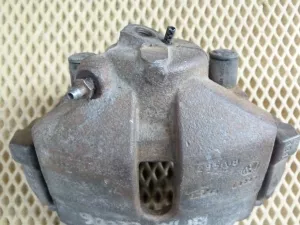 Суппорт передний правый VW Golf VI 2009-2013,A3 [8PA] Sportback 2004-2013,Caddy III 2004-2016,Golf V Plus 2005-2014,Passat [B6] 2005-2010,Golf V 2003-2009,Touran 2003-2010,A3 [8P1] 2003-2013,Jetta 2006-2011 (1K0615124E)  — фото 7