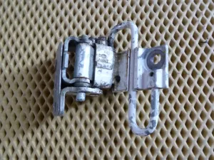 Петля двери передней левой нижняя Audi TT(8J) 2006-2015 (8J0831411) — фото 3