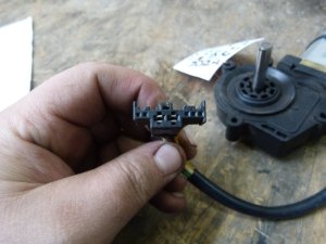Моторчик подъема солнцезащитной шторки Mercedes Benz W221 2005-2013 (ПРАВЫЙ A2218203242) — фото 3