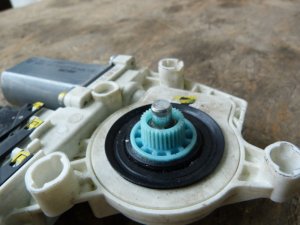 Моторчик стеклоподъемника задний правый VW Golf V 2003-2009;Jetta 2006-2011;Passat [B6] 2005-2010 (1K0959704P) — фото 2